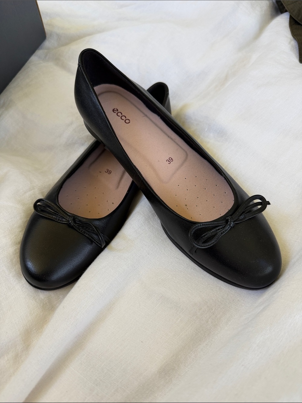 Ecco Black Leather Ballet Flats with Bow